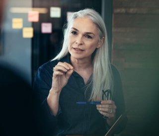 Dirigeante travail sur la gestion et la stratégie de son entreprise