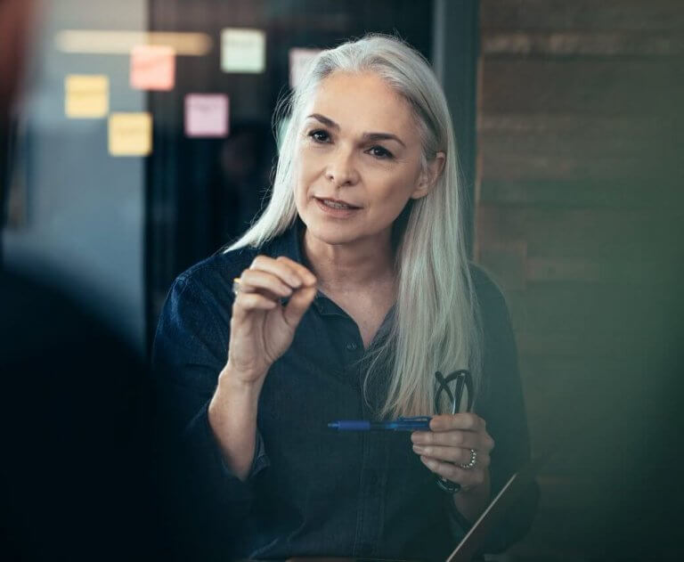 Dirigeante travail sur la gestion et la stratégie de son entreprise