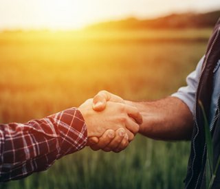 Deux hommes se serrent la main après la vente d'une entreprise